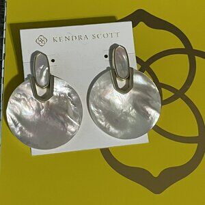 KENDRA SCOTT Didi Earrings in Ivory Mother-of-Pearl & Gold